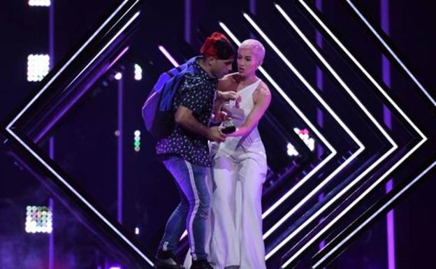 Un espontáneo salta al escenario durante la actuación de Reino Unido