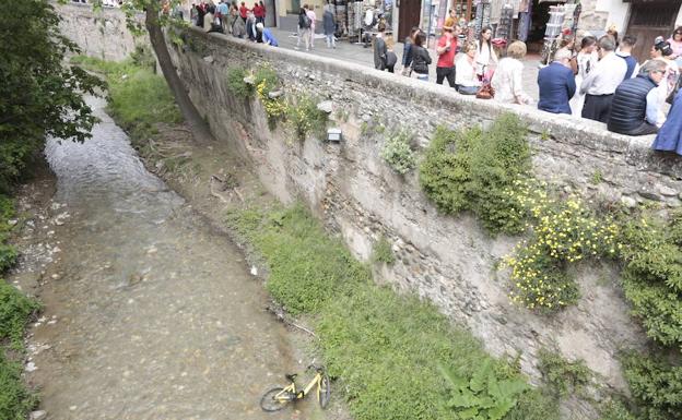 Encuentran otra bici de alquiler abandonada en el río en Granada