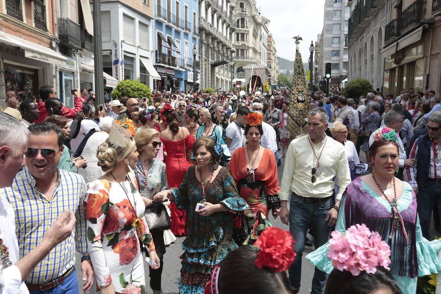 Los rocieros se despiden de Granada para iniciar la peregrinación hacia Almonte