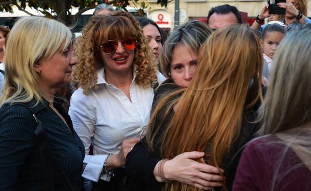 Más de 300 personas lloran a María del Mar en la plaza del Carmen