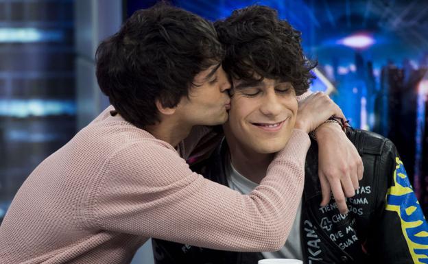 «Pasa consulta así y yo la amo»: la genial camiseta de «bollera» de la madre de Javier Calvo