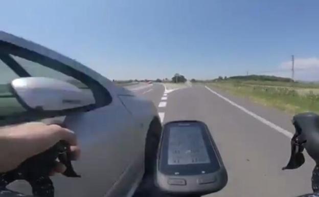 El vídeo del salvaje adelantamiento de un coche a un ciclista que indigna a toda España