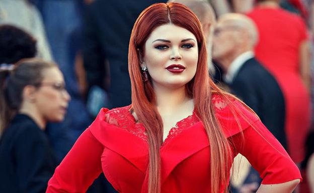 Una famosa modelo 'pierde' la falda en plena alfombra roja de Cannes