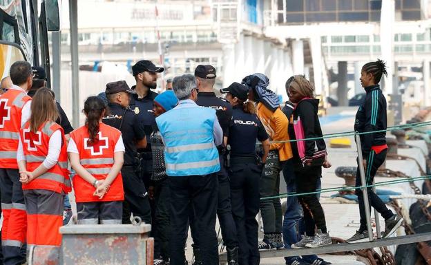 Trasladan al hospital de Motril a dos embarazadas de una patera rescatada