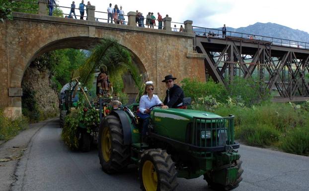 Una veintena de carrozas y muchos jinetes participan en Dúrcal en la romería de San Isidro Labrador