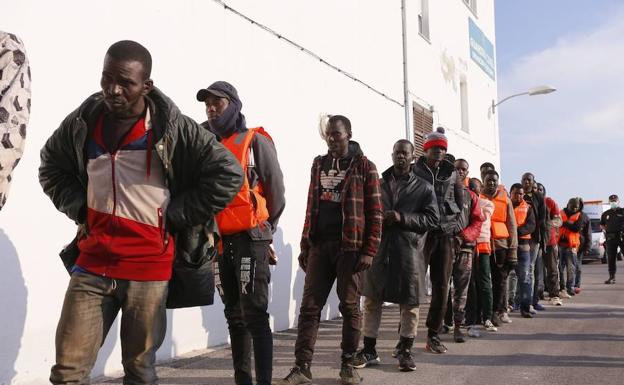 Llegan a Motril los 37 inmigrantes rescatados en el mar de Alborán