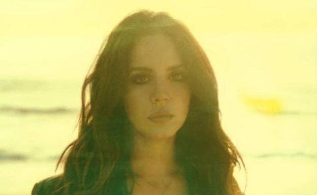 Lana del Rey (37) recibe una oleada de críticas por su cambio físico tras  unas imágenes en la playa