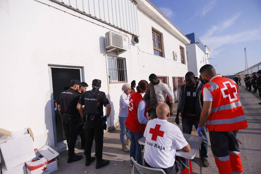Trasladados a Motril 37 personas rescatadas en aguas de Alborán
