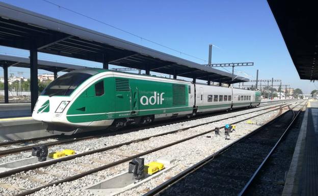 Los trenes en pruebas vuelven en la víspera de la comisión de seguimiento del AVE a Granada