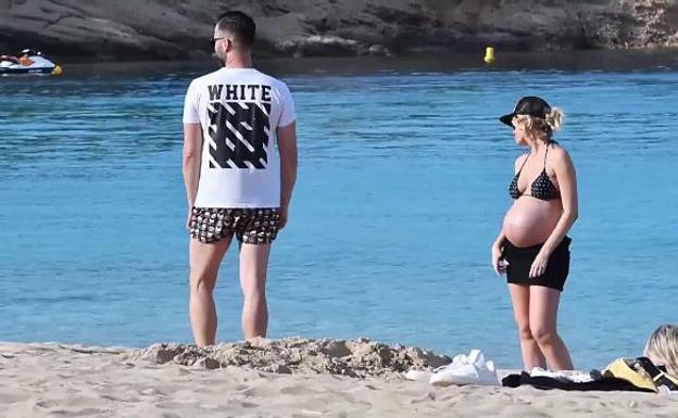 Adriana Abenia disfruta con su marido de unos días en Ibiza en la recta final de su embarazo