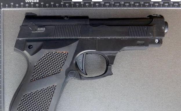 Pánico en un tren alemán por una abuela con una pistola de juguete bajo el brazo