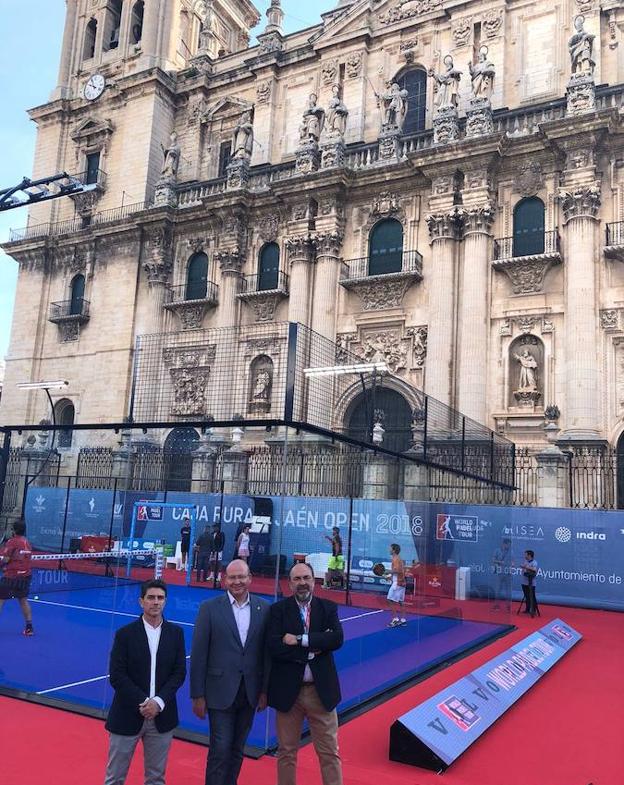 El alcalde de Jaén destaca la «espectacularidad» del World Padel Tour con la Catedral como telón de fondo