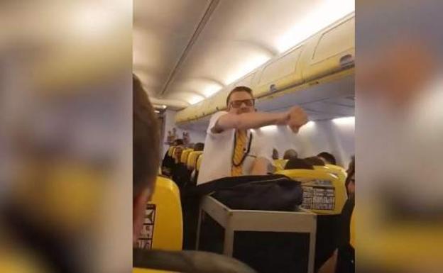 El vuelo más divertido de Ryanair: el azafato que sorprendió a los pasajeros
