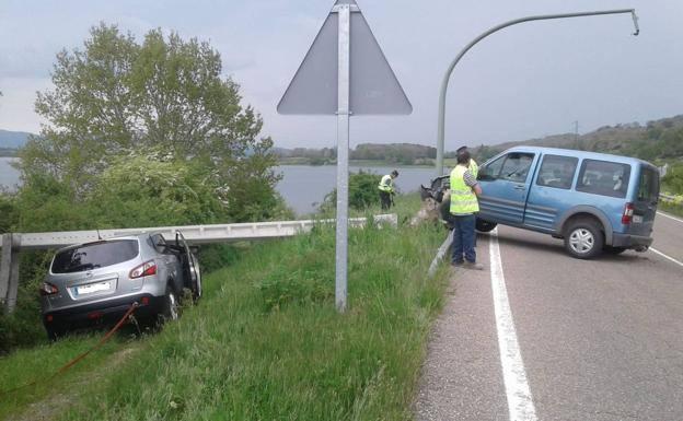 El escondite del coche radar de la DGT: se estrella contra un poste telefónico y lo destroza