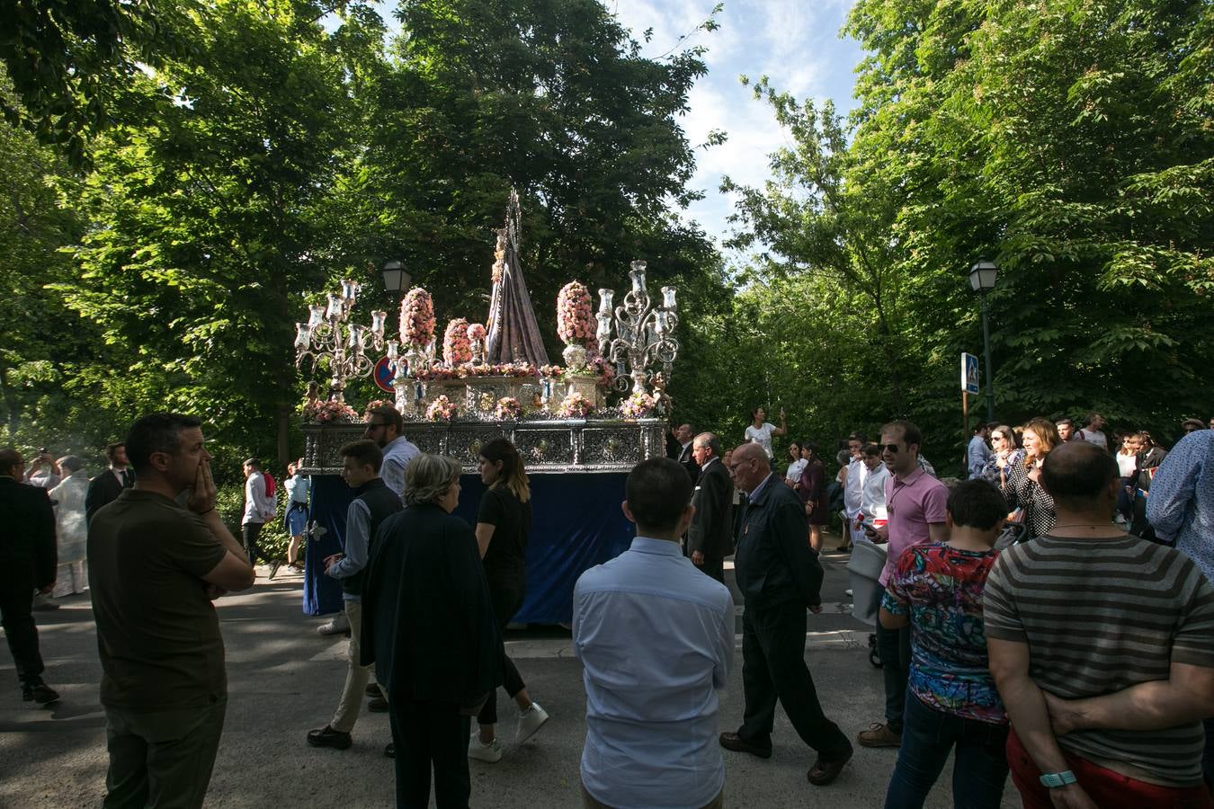 La Procesión de María Auxiliadora pasea entre la Alhambra y el Realejo