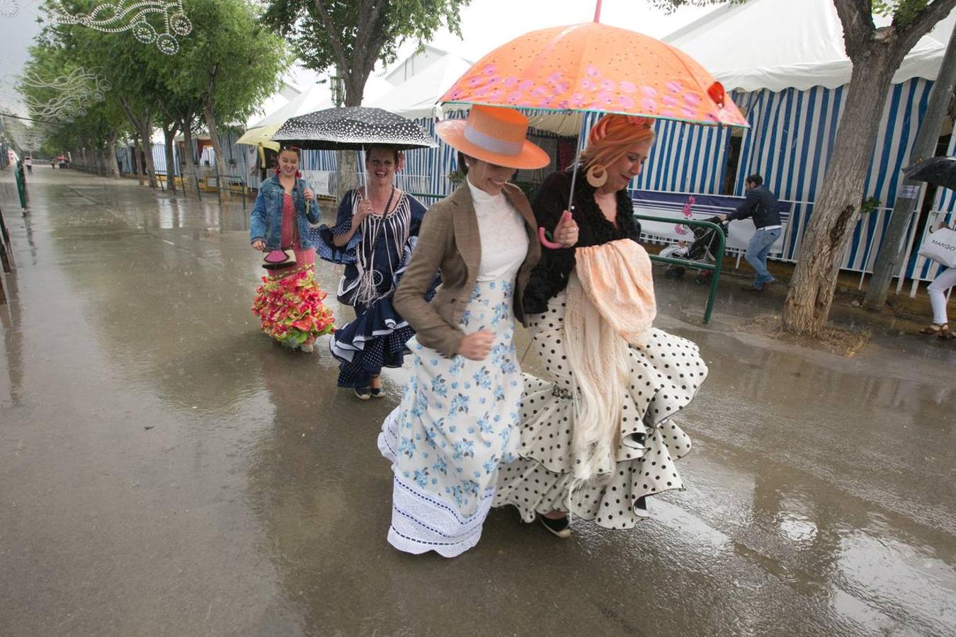 La lluvia no acompaña en el ferial