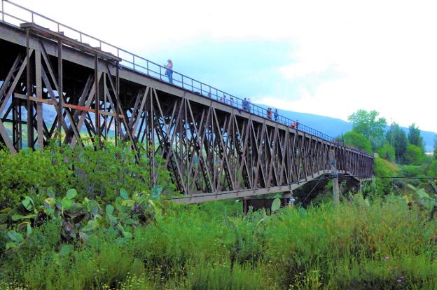 Consternación por la muerte de un joven que cayó desde el puente de Dúrcal mientras se hacía un selfi