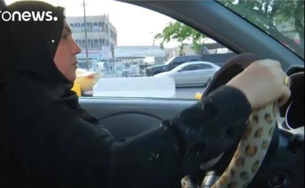 La impactante historia de la primera taxista de Irak