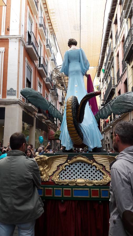 La Tarasca desfila por Granada