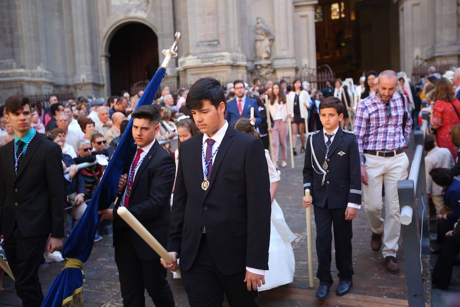 Miles de personas acompañan al Corpus en su paseo por Granada