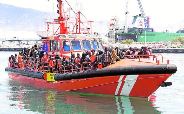 Rescatan a 177 personas de cuatro pateras en las que había un fallecido