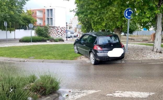 Estampa el coche en una rotonda triplicando la tasa de alcohol