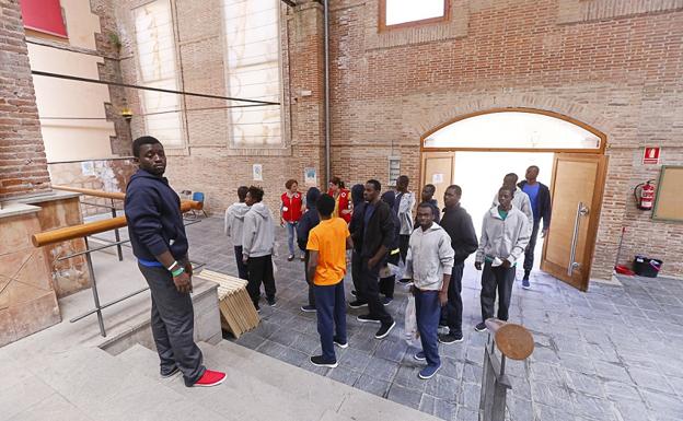 Motril acoge en un edificio municipal a 70 inmigrantes que han sido puestos en libertad tras pasar por el centro del puerto