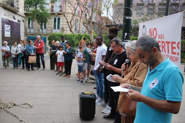 Un grupo de personas llegadas en patera aparece en Cruz Roja en busca de atención