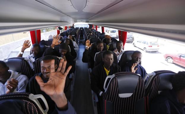 Llegaron a Motril en patera, se marchan en autobús