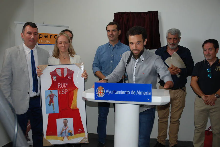 Jairo Ruiz da nombre al pabellón de su barrio en Almería