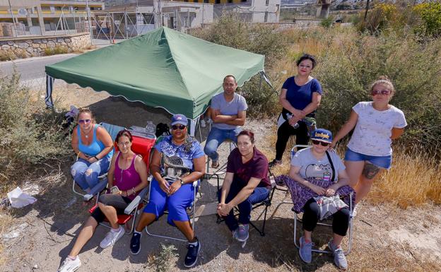 Vecinos de Motril montan turnos de vigilancia de 24 horas para que no sigan las obras del centro de inmigrantes