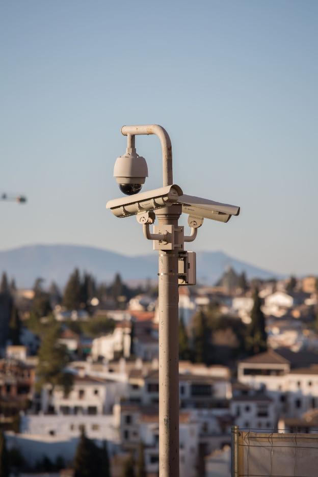 Los primeros meses de las cámaras del Albaicín captan tres grafitis, pequeños botellones y orines