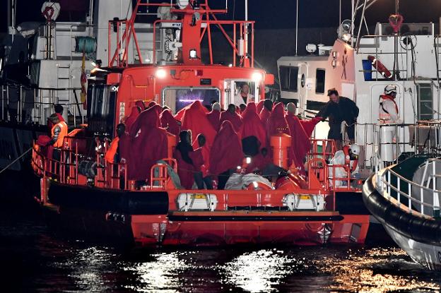 Una gran oleada de rescates en Alborán alimenta una auténtica crisis migratoria