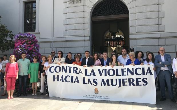 El Ayuntamiento de Granada guarda un minuto de silencio por el asesinato de una mujer en Guadahortuna
