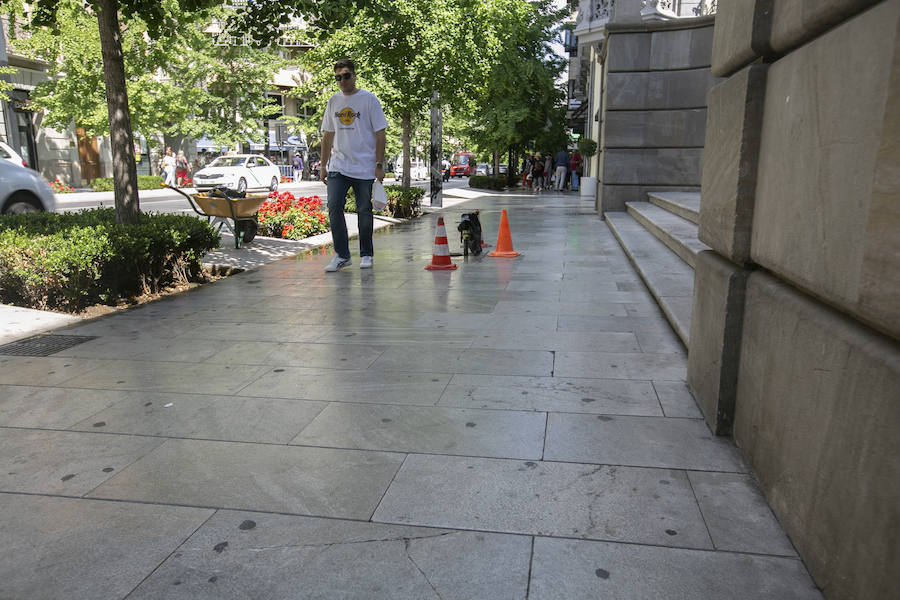 El Ayuntamiento 'rompe' la acera de Gran Vía para evitar caídas