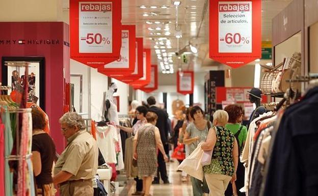 Sorpresa en las rebajas: ¿cuándo empiezan en Zara, El Corte Inglés y Cortefiel?