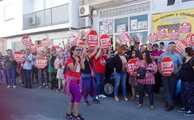 El juez suspende de forma indefinida el desahucio de una familia de un local de Peligros