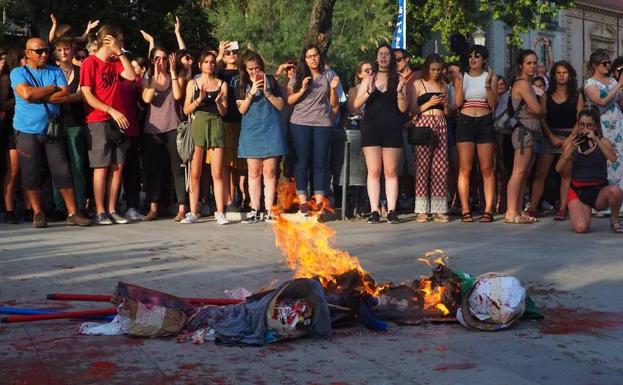 La protesta contra la Manada termina con la quema de muñecos con sus caras