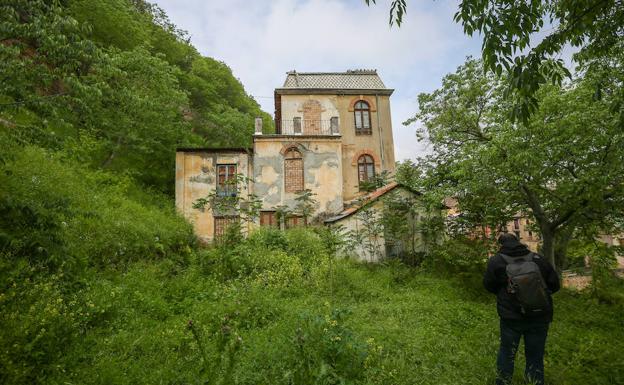 El Hotel Reuma, un edificio en la cuerda floja entre la demolición y la rehabilitación