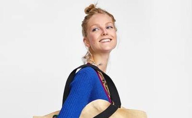 Zara pone a la venta su famosa bolsa de la compra: ¿por qué arrasa tanto?