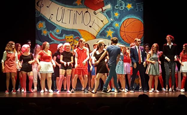 Los jóvenes de Cúllar Vega arrasan con su representación de 'High School Musical'
