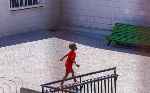 Los nueve menores rescatados de las pateras pasan la noche en el pabellón de Motril custodiados por la Policía como los adultos