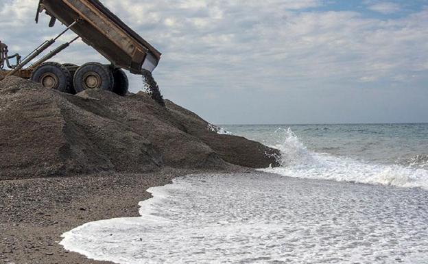 Las playas de Granada 'consiguen' cuatro banderas negras de Ecologistas en Acción