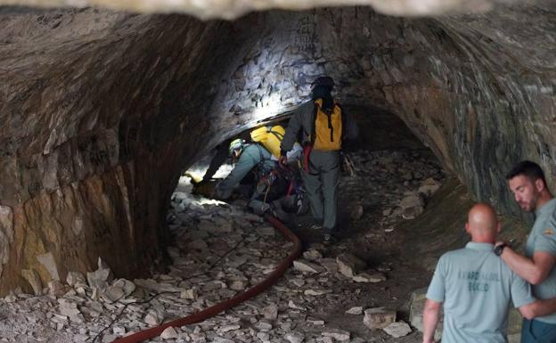 Encuentran a los 3 espeleólogos atrapados en una gruta en Teruel con síntomas de hipotermia