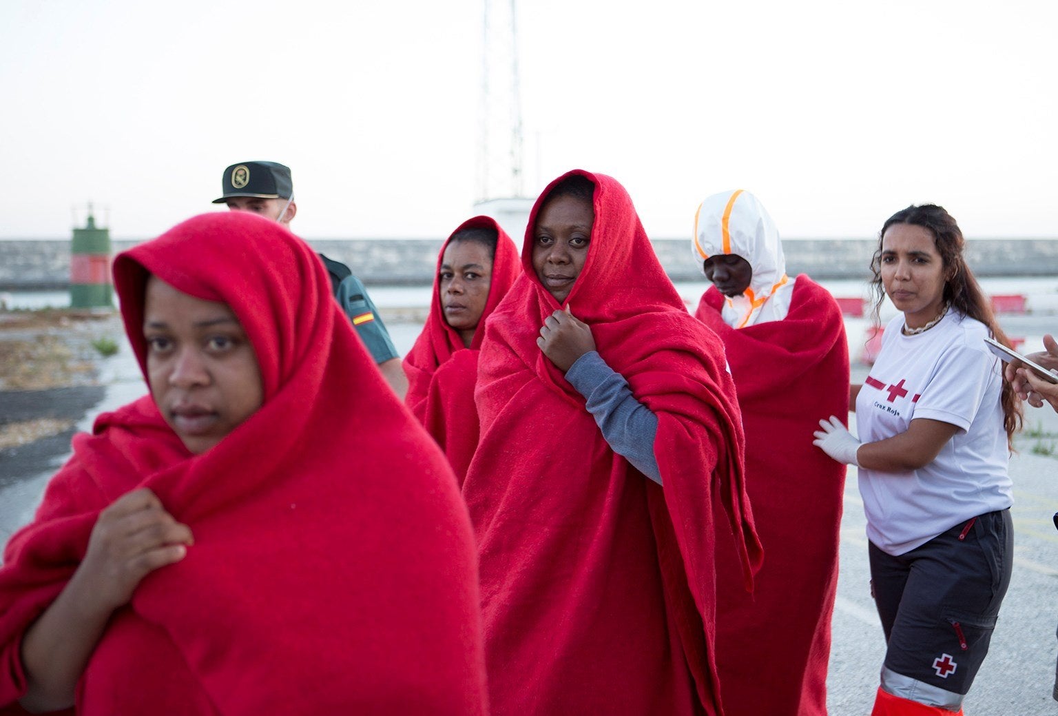 Llegan al puerto de Motril 58 subsaharianos rescatados en patera, entre ellos, un niño