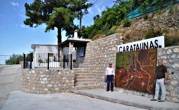 Carataunas crea un mirador, una parada de bus y un lugar de esparcimiento junto a la antigua caseta de Correos