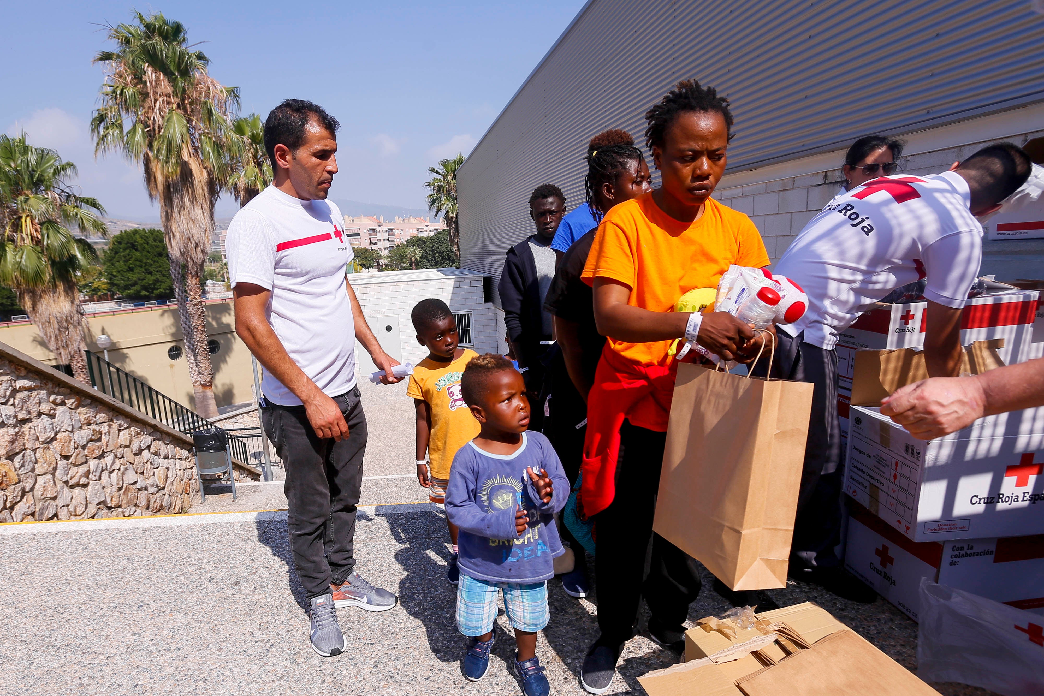 Los 132 inmigrantes del pabellón deportivo salen de Motril para centros de Sevilla, Madrid y Bilbao