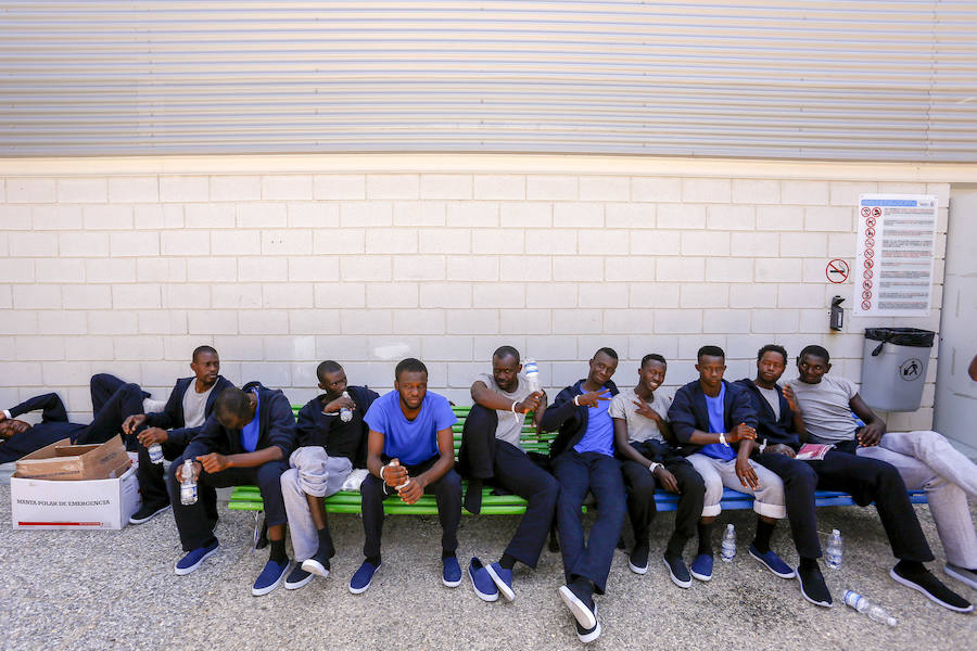 Las emotivas imágenes de los últimos 132 inmigrantes en libertad den Motril