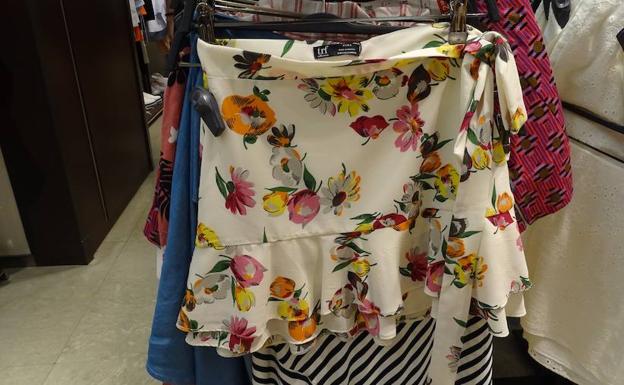 Triunfan las flores en las rebajas: 6 prendas de Zara y Stradivarius que las llevan