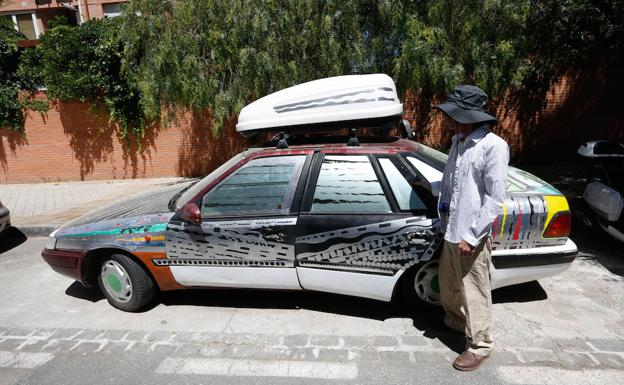 El hombre que lleva más de 10 años viviendo en Granada en un coche sin motor